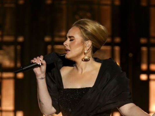 Adele image 3